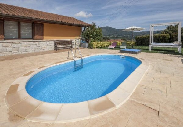 Piscine ovale enterrée 6,00m x 3,20 x H: 1,50m - Filtration à sable