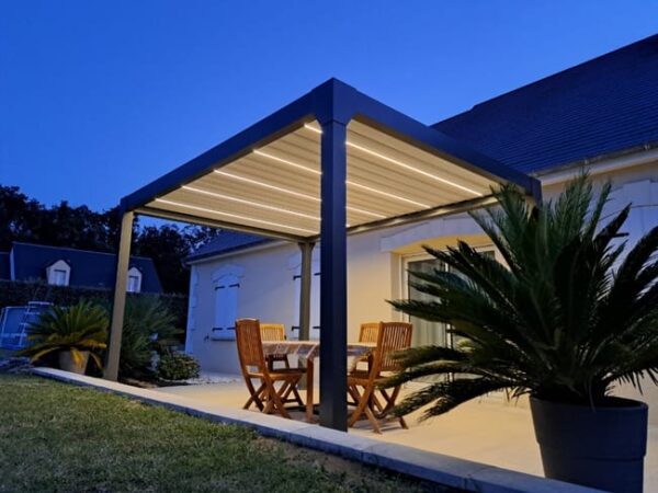 Pergola bioclimatique en aluminium Menea 4x3 motorisée grise
