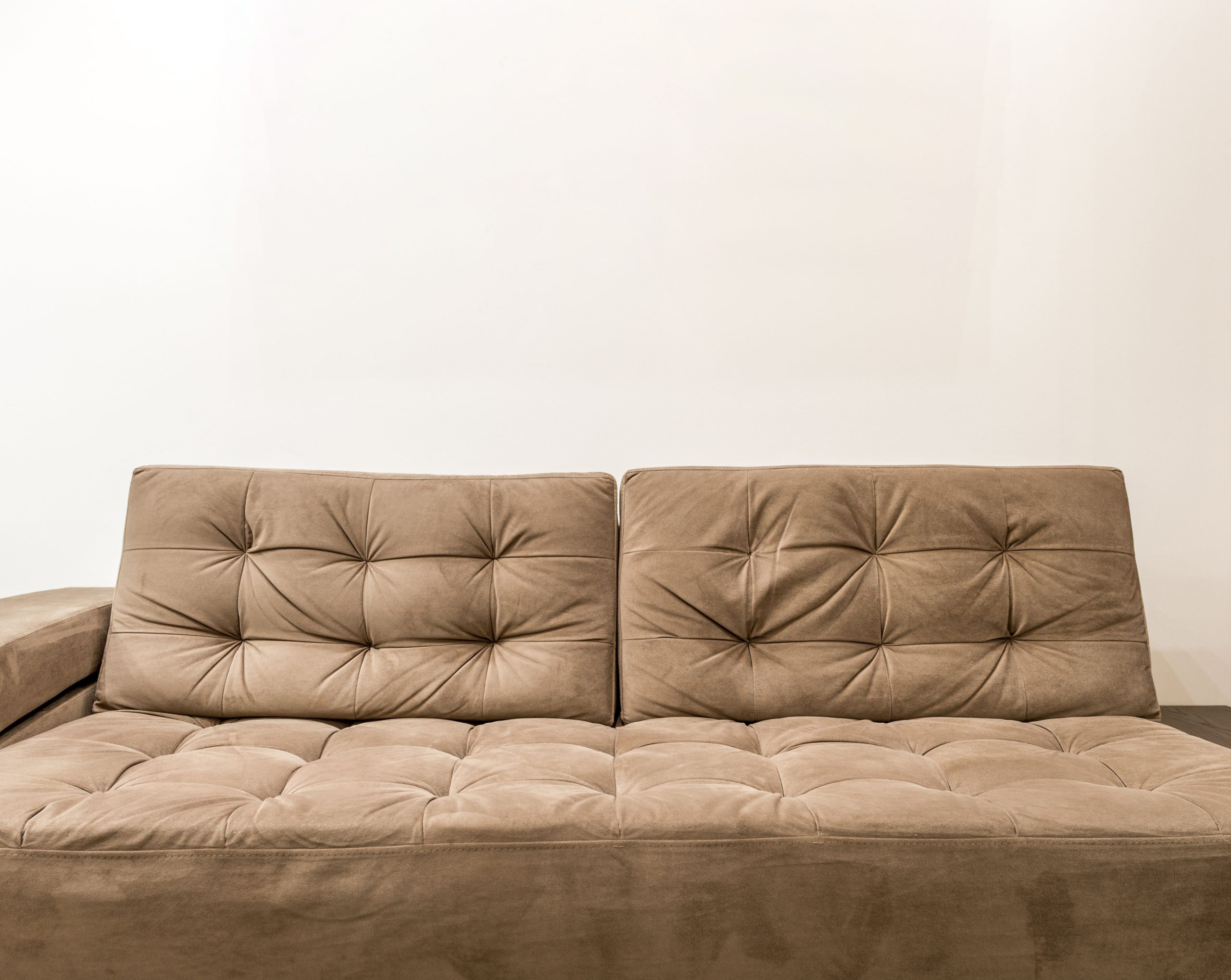 Canapé marron design contemporain capitonné