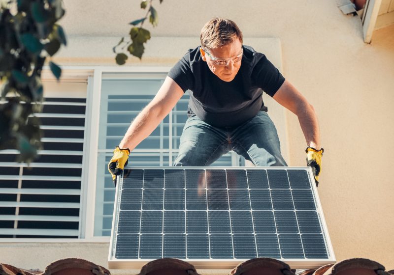 Comment bien fixer des panneaux solaires sur tuiles ?