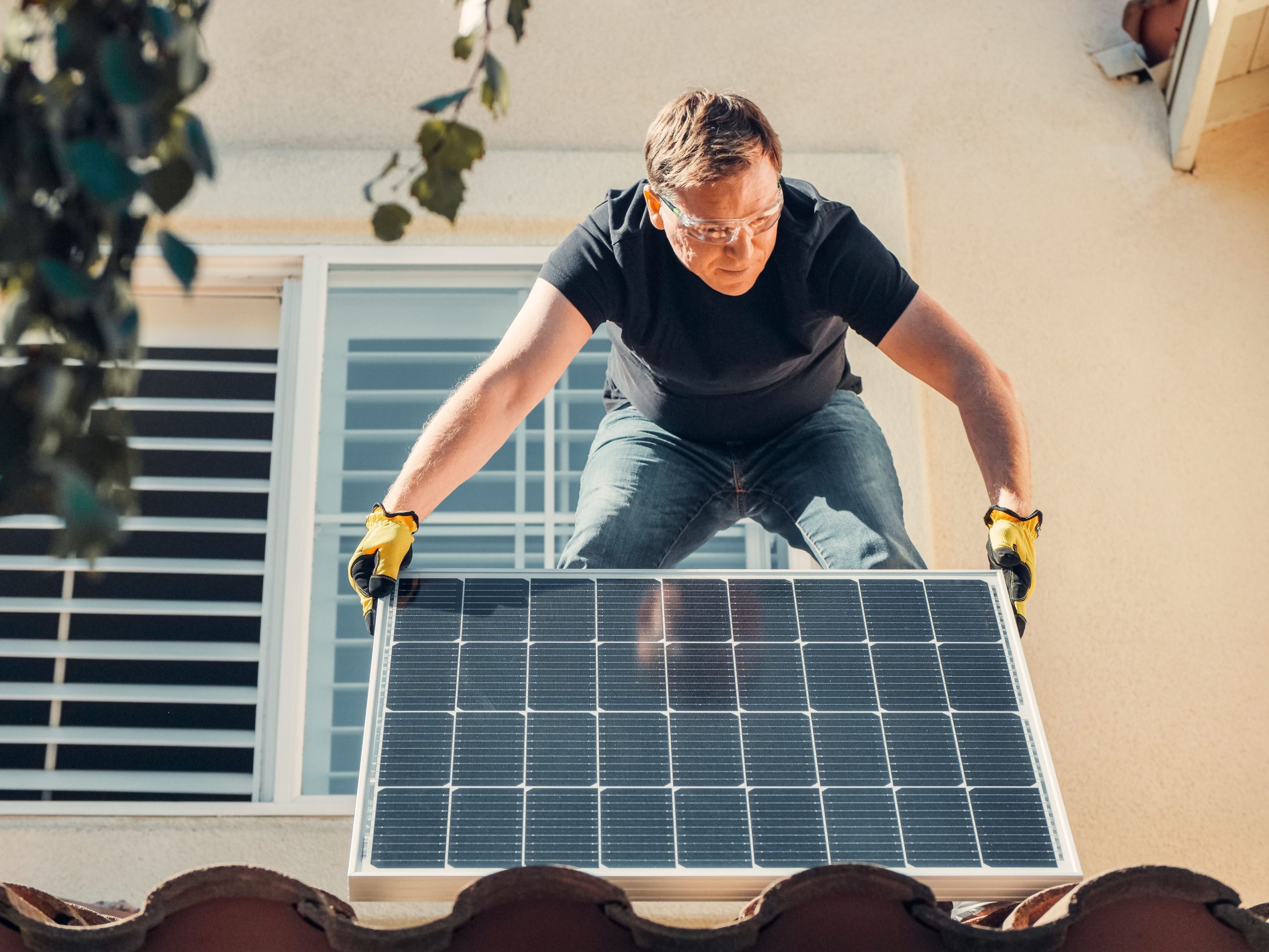 Comment bien fixer des panneaux solaires sur tuiles ?
