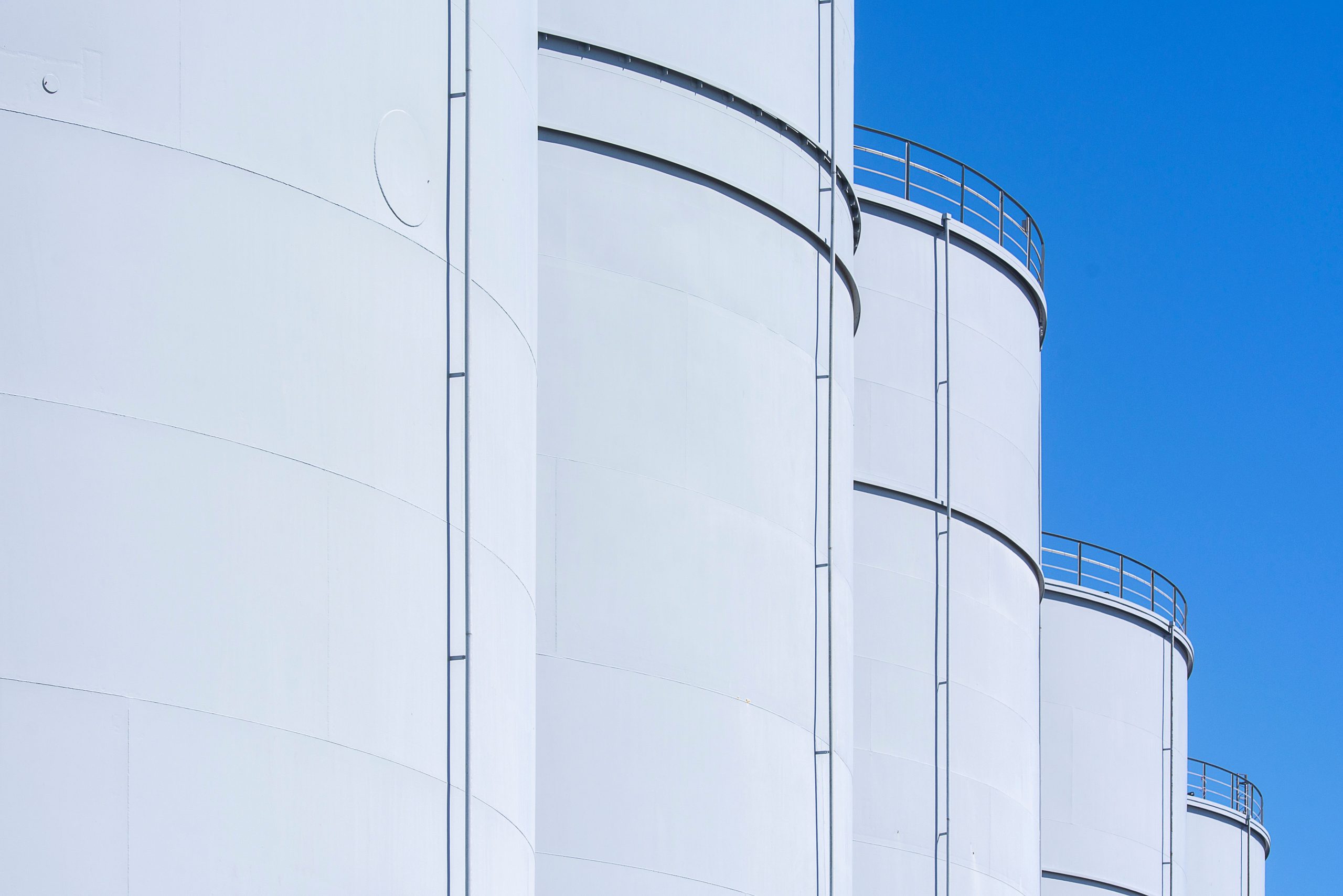 Réservoirs stockage blanc ciel bleu moderne