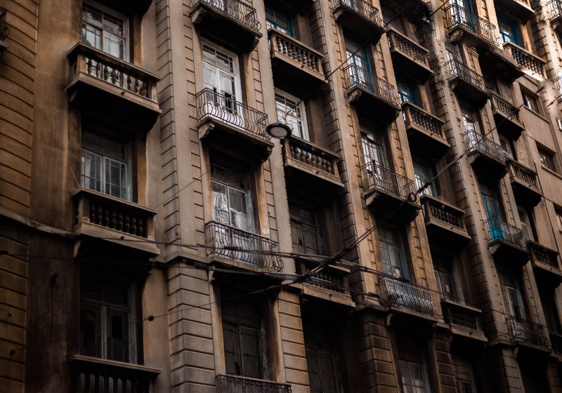 DPE immeuble ancien : quels travaux pour louer sans risque ?