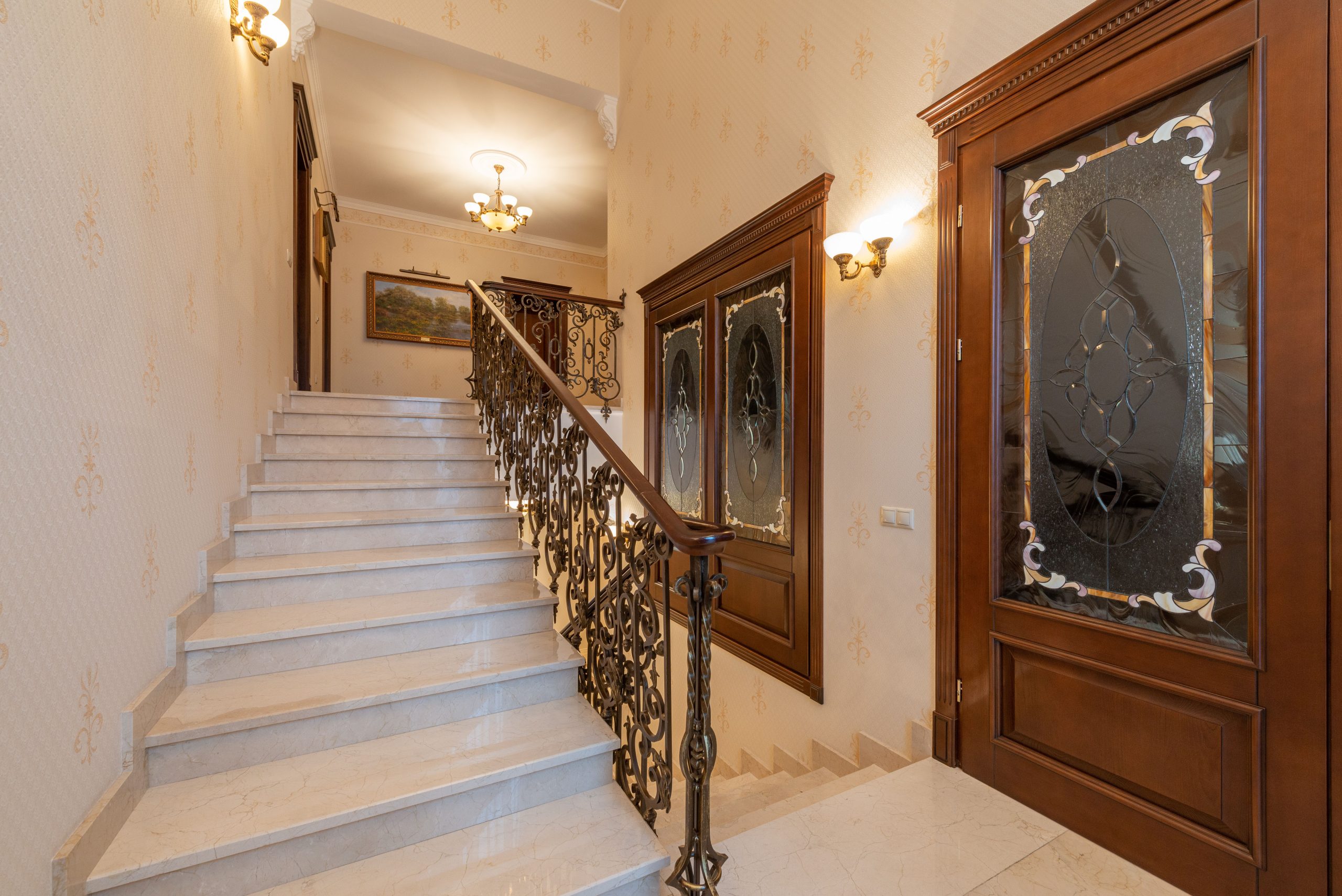 Escalier élégant avec rampes ornées et portes vitrées