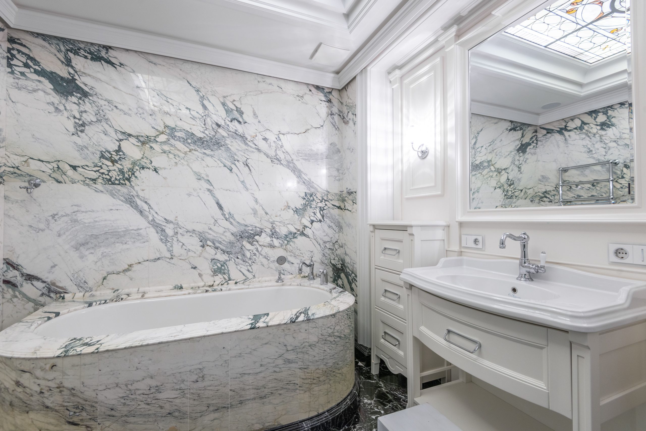 Salle de bain marbre murs elegant fixtures