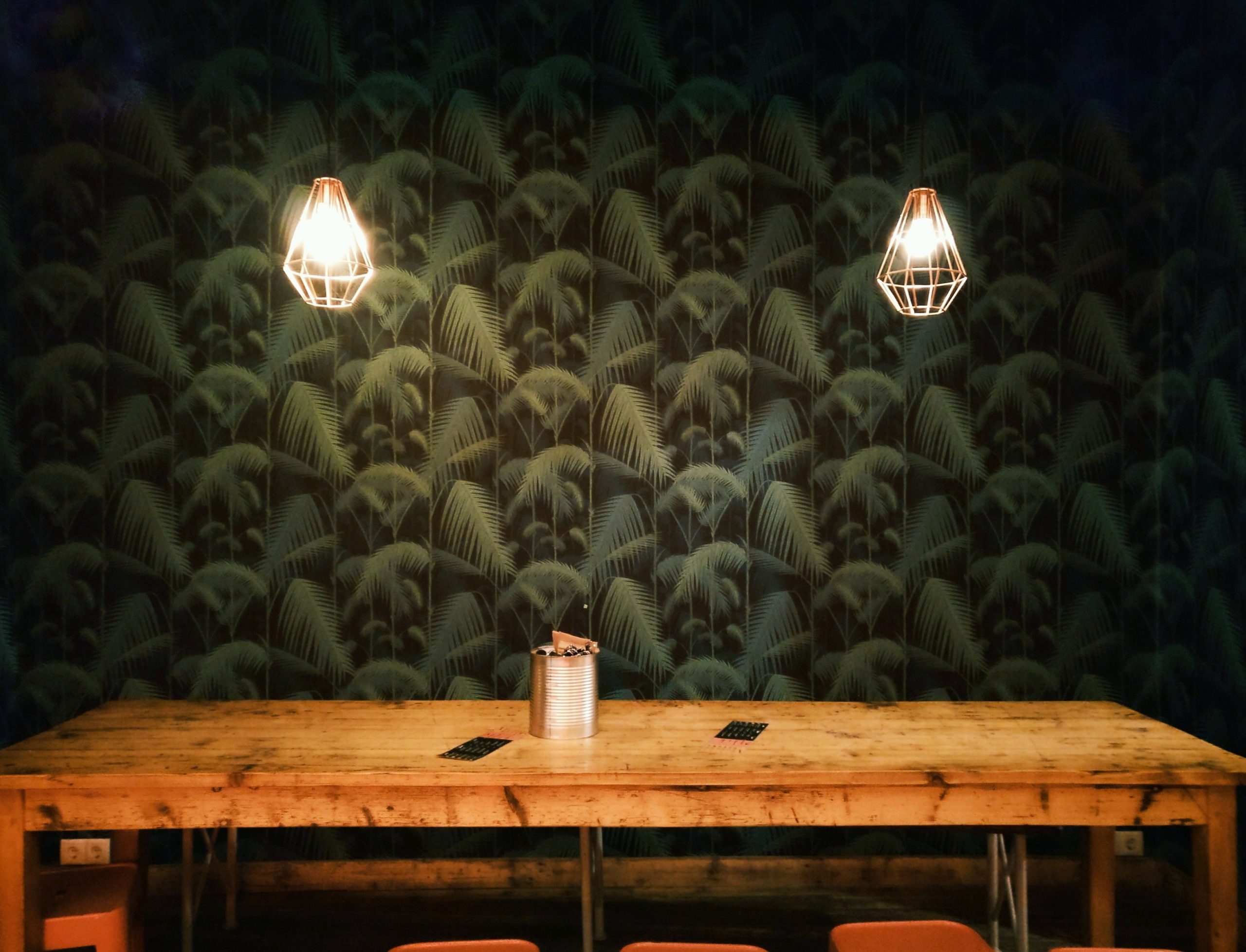 Intérieur rustique avec lampes géométriques et mur motifs