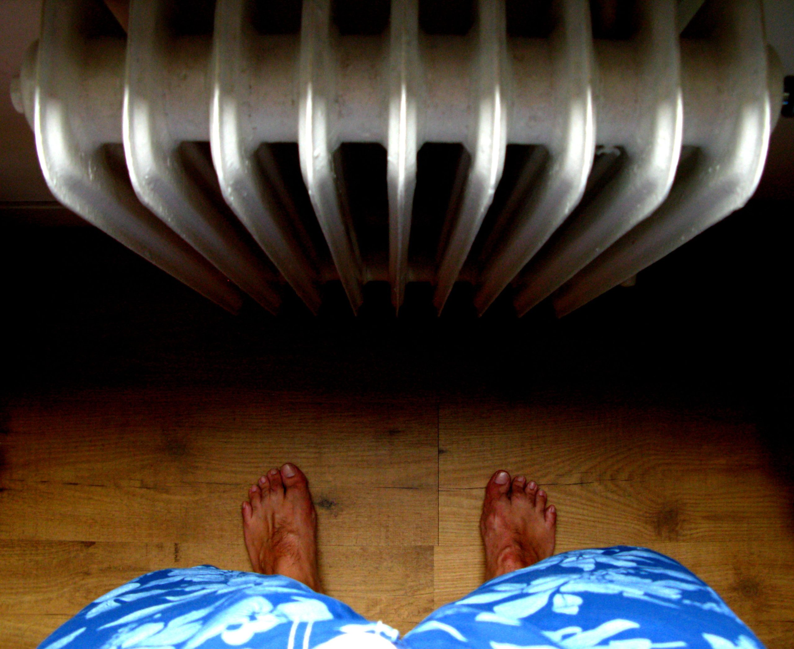Pieds nus sur parquet près d'un radiateur
