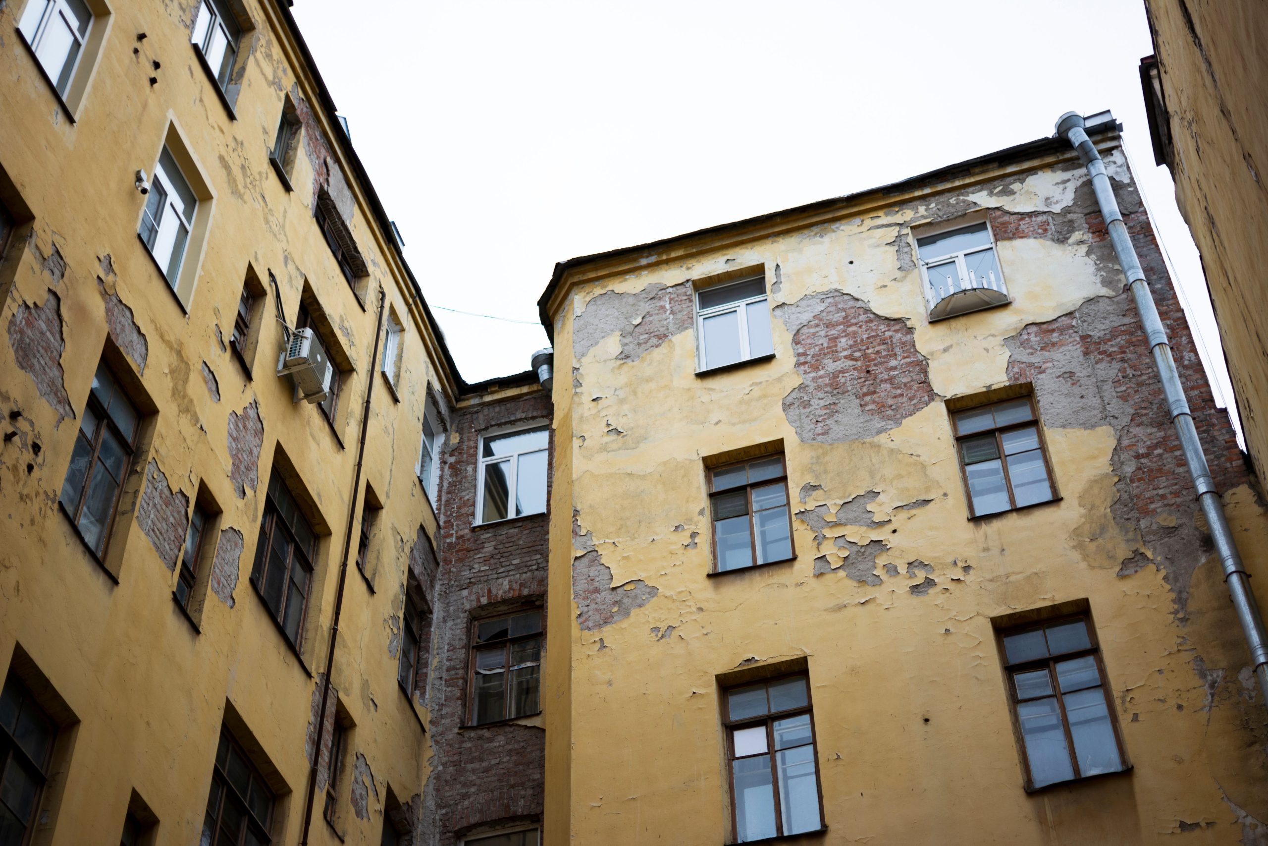 Immeuble vétuste avec peinture écaillée en ville