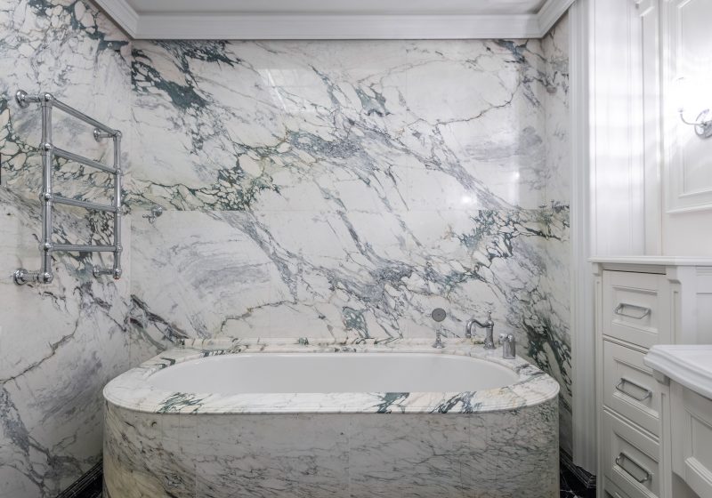 Une salle de bain en marbre, ça tient vraiment dans le temps ?