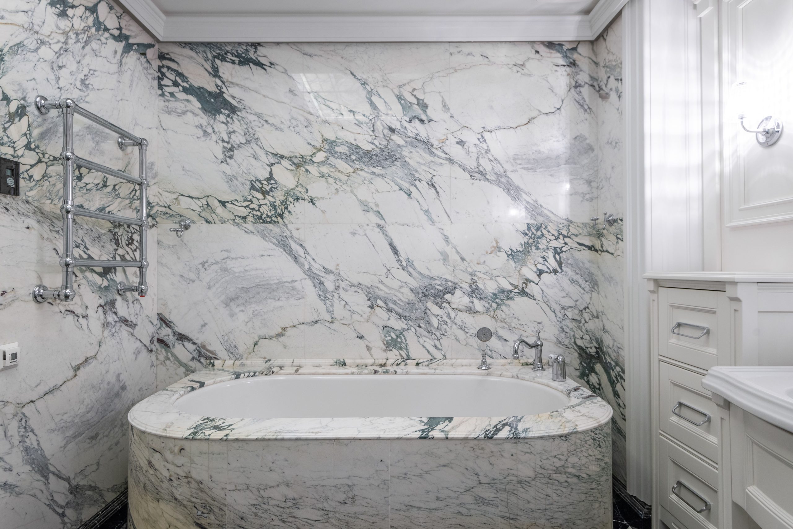 Une salle de bain en marbre, ça tient vraiment dans le temps ?