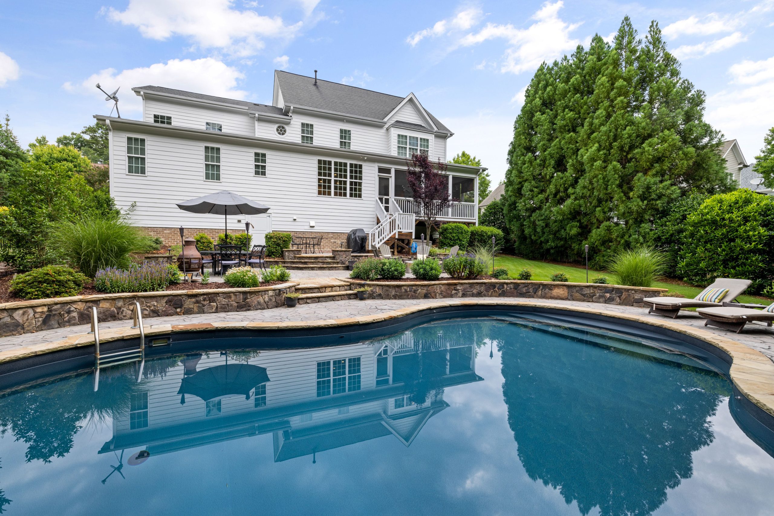 Maison avec piscine et jardin paysager