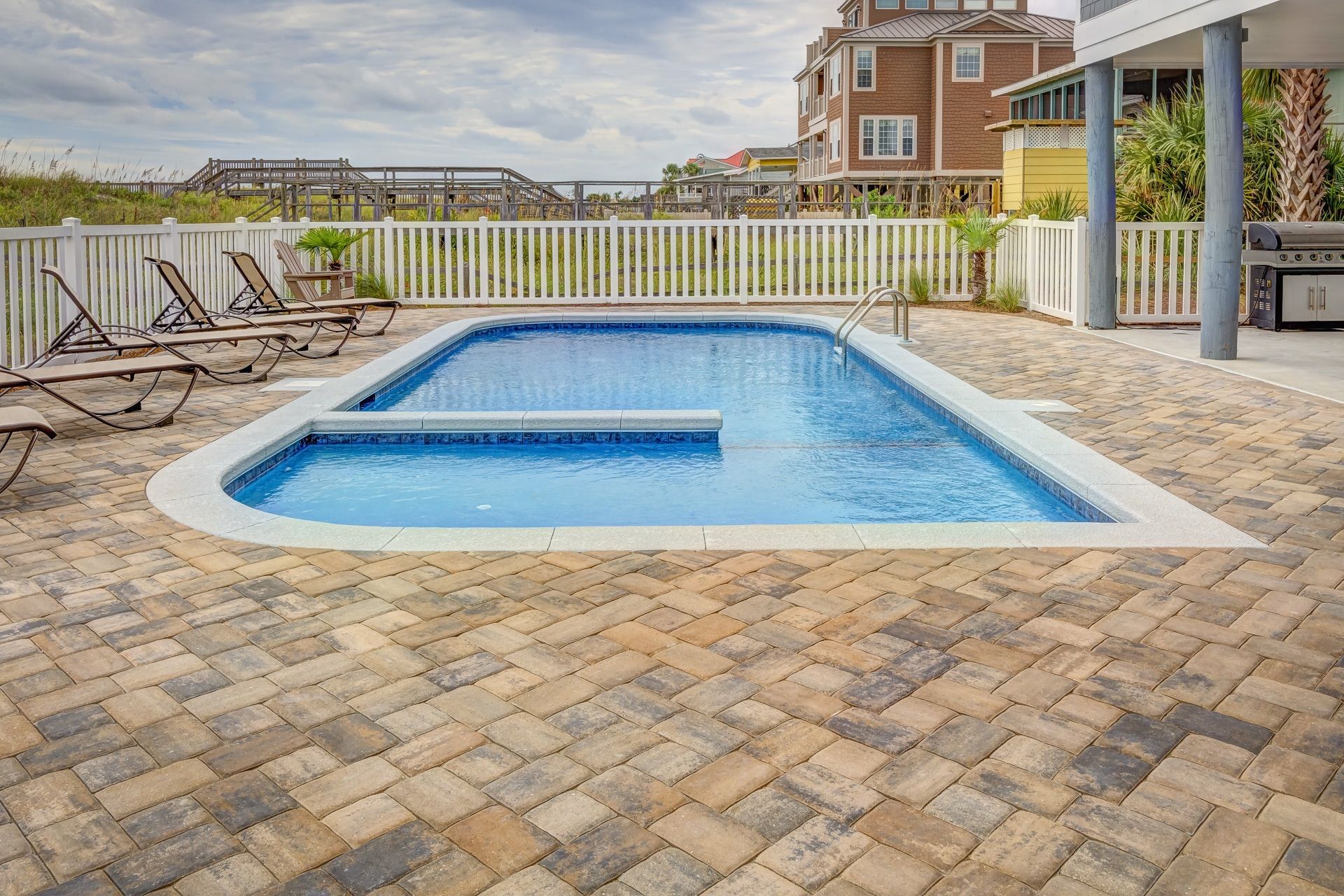 Comment aménager le tour d&rsquo;une piscine sans faire d&rsquo;erreurs ?