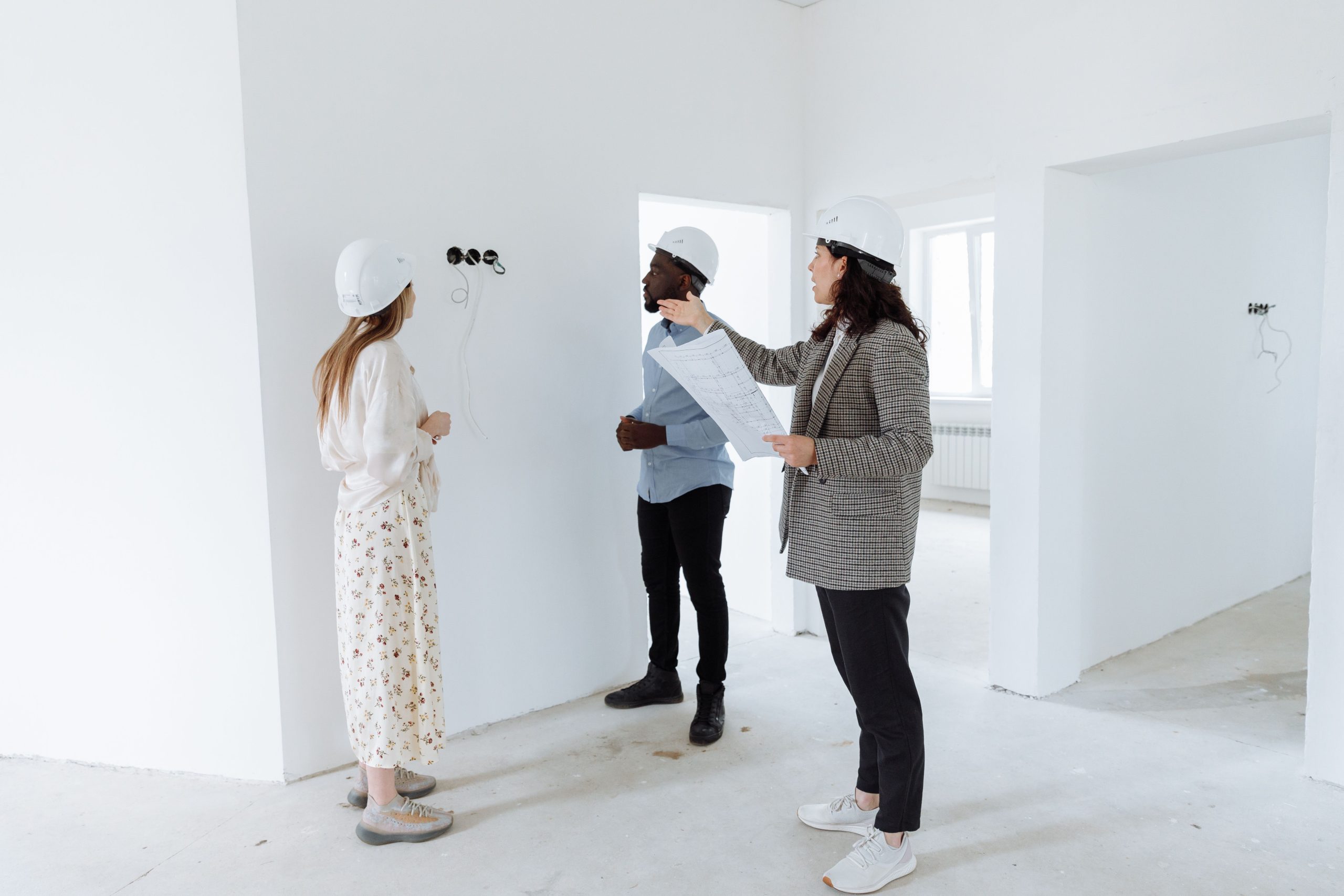 Trois experts étudient les plans de construction