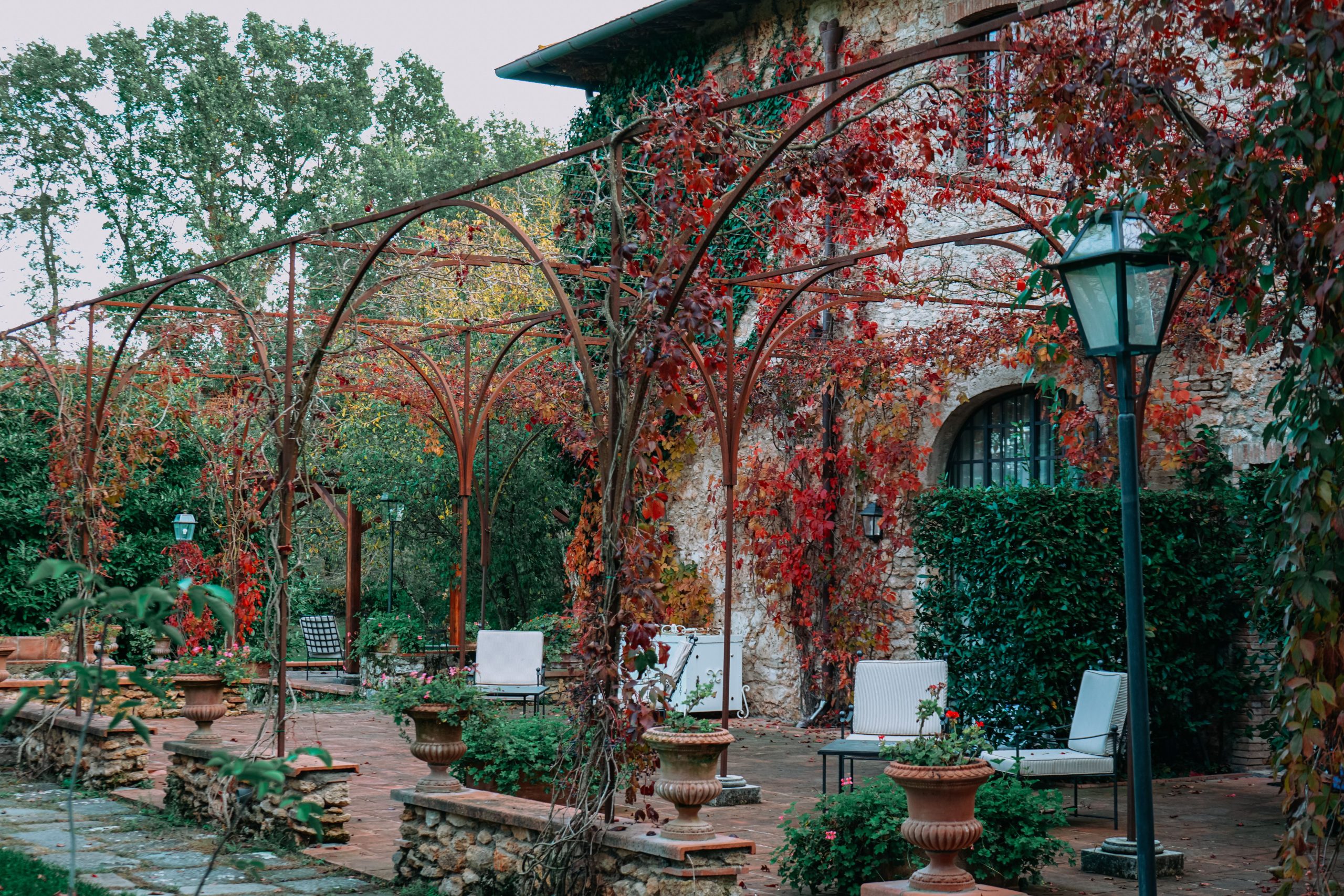 Maison pierre avec pergola et feuillage automnal