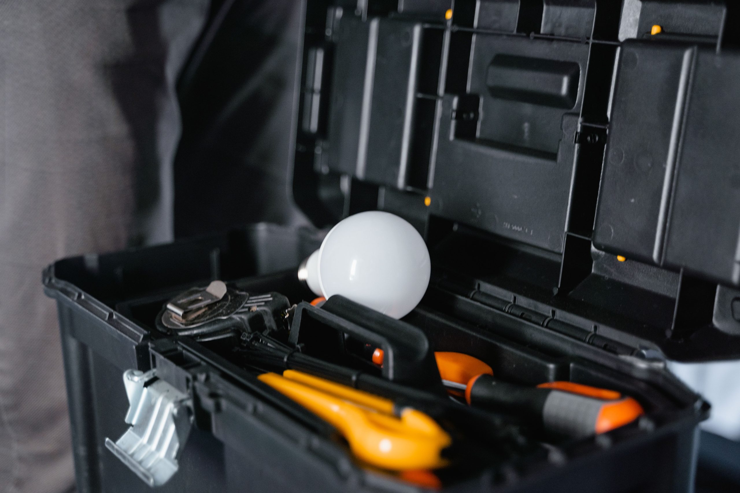 Boîte à outils ouverte avec divers équipements
