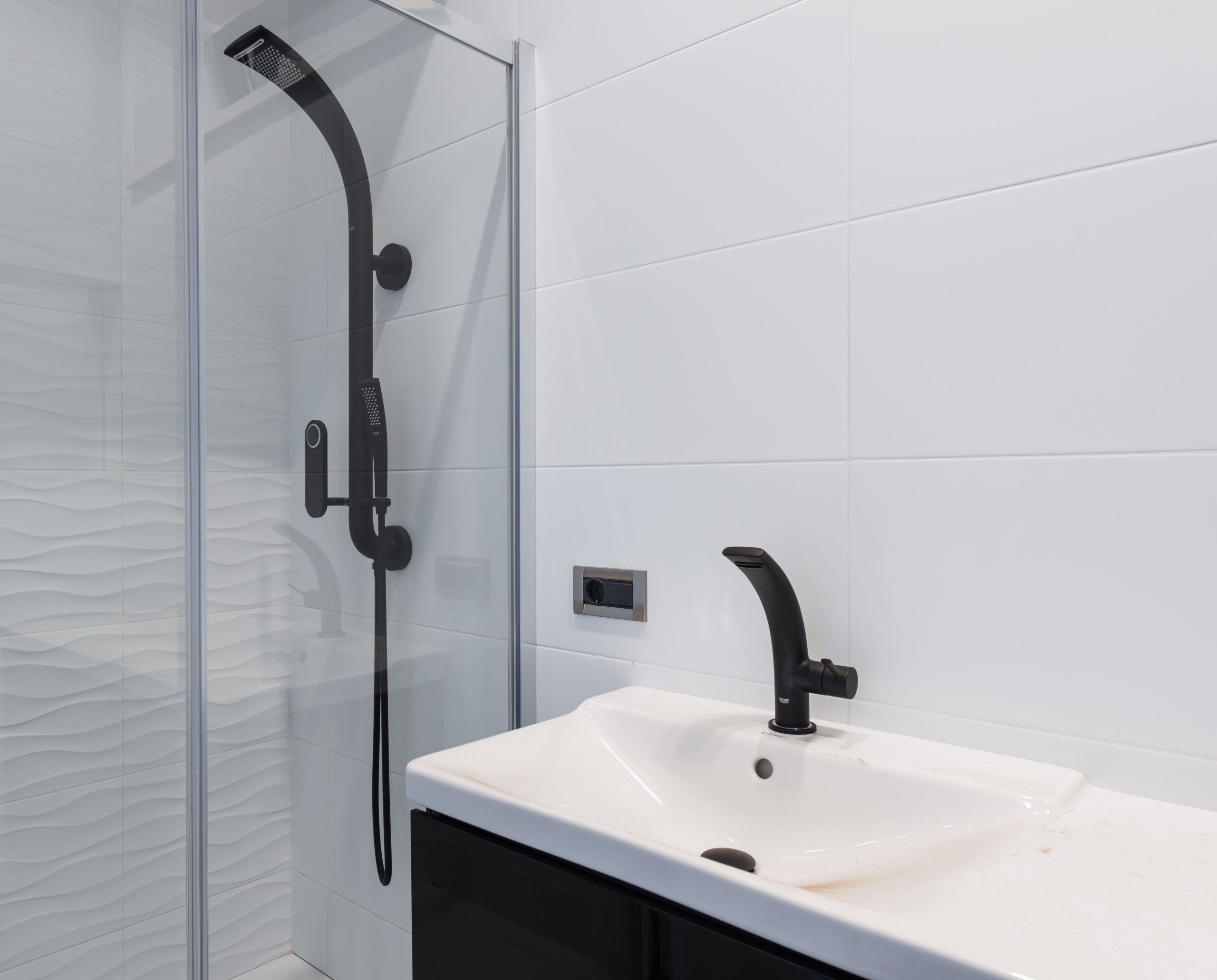 Salle de bain minimaliste colonne douche noire