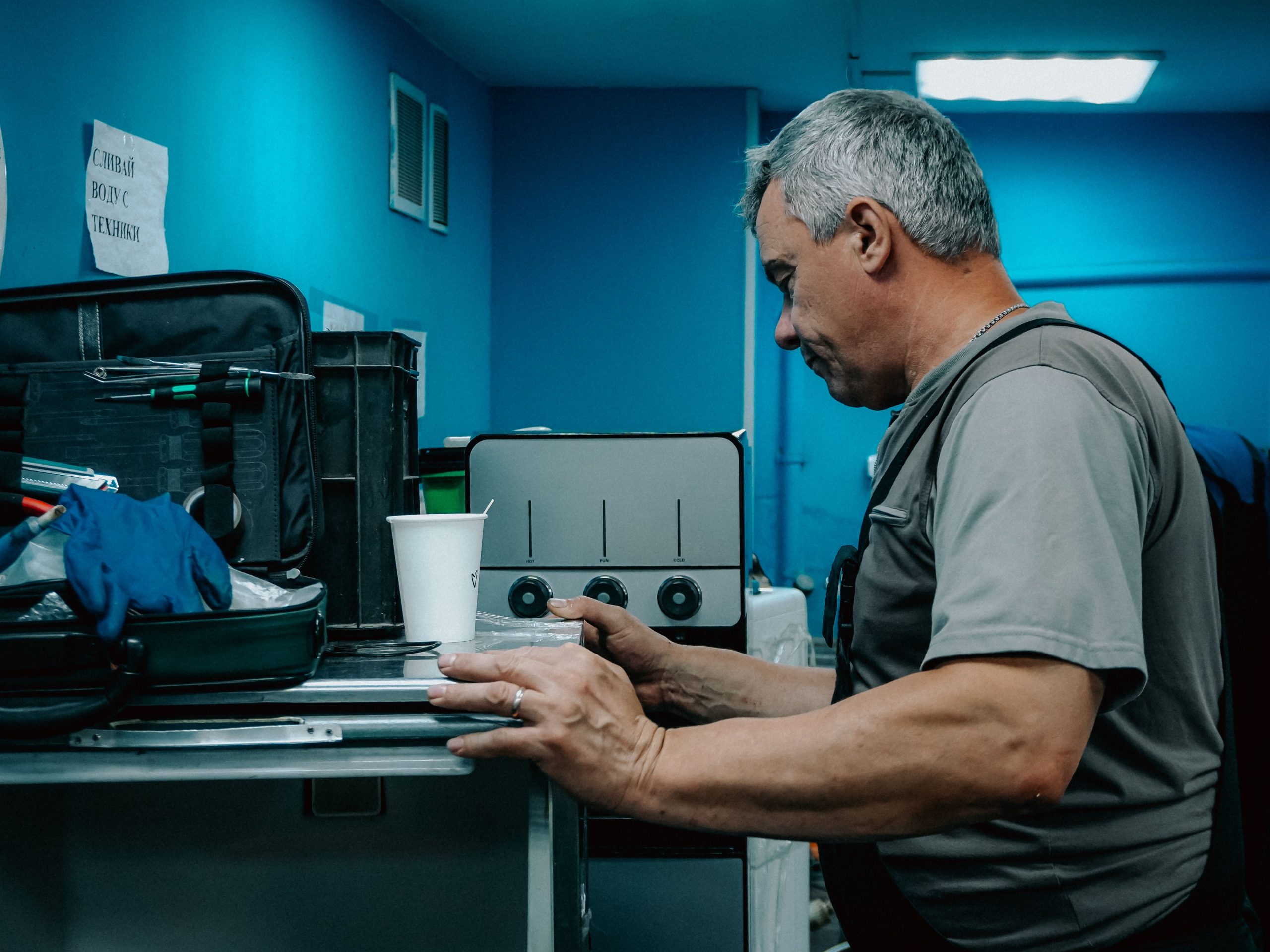 Technicien ajustant les contrôles d'une machine