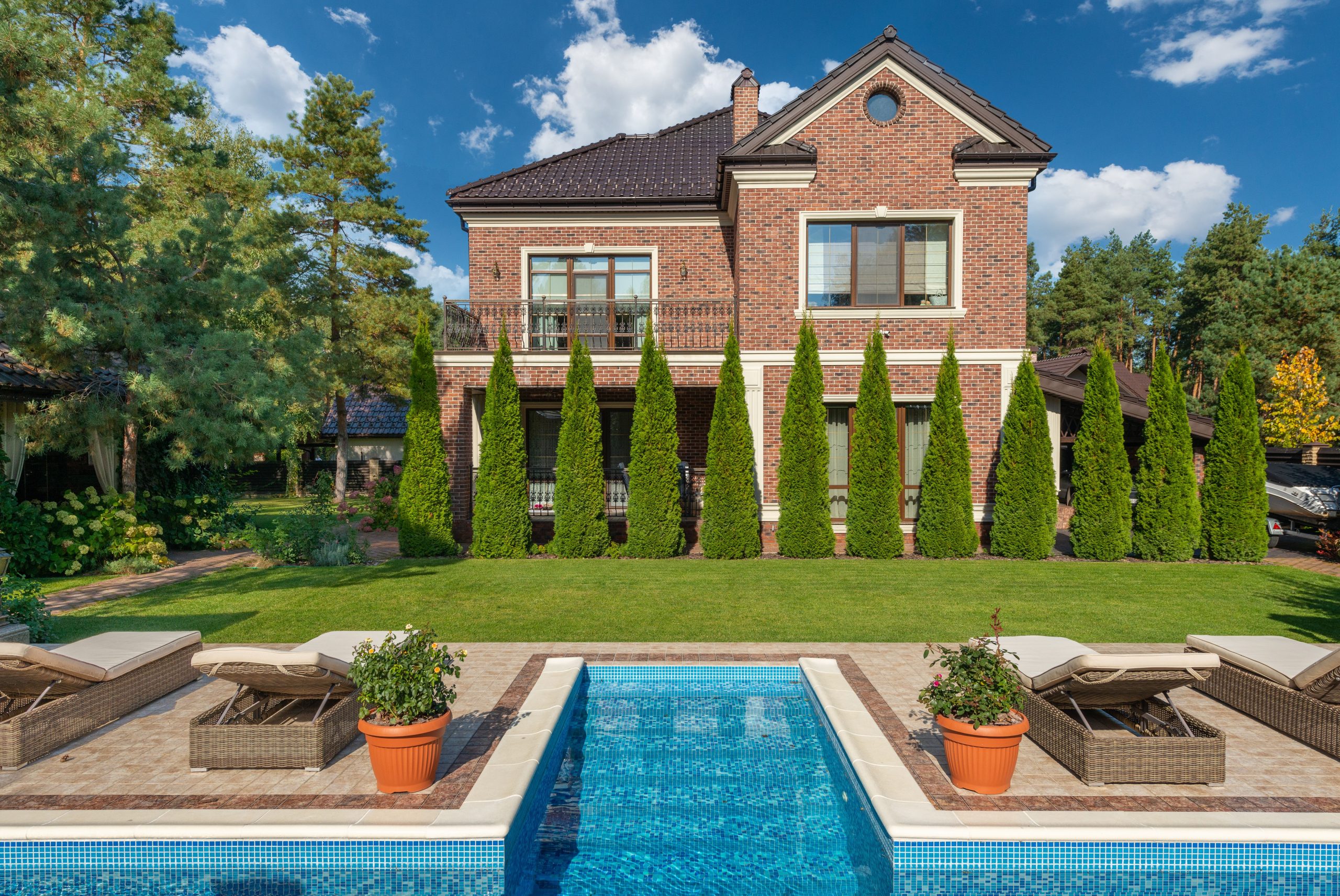 Villa en briques avec piscine et transats