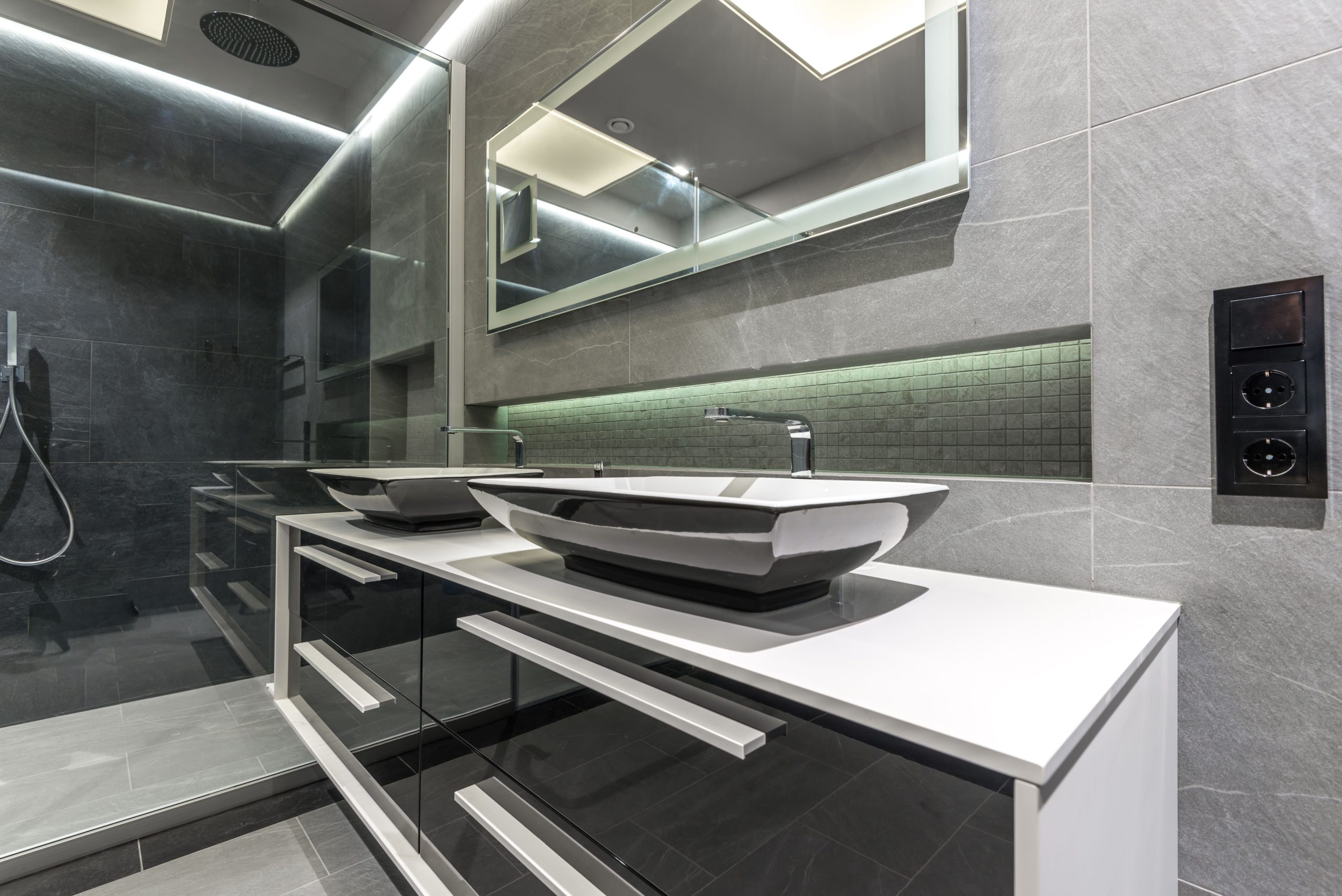 Salle bain contemporaine avec fixtures elegantes et epurees