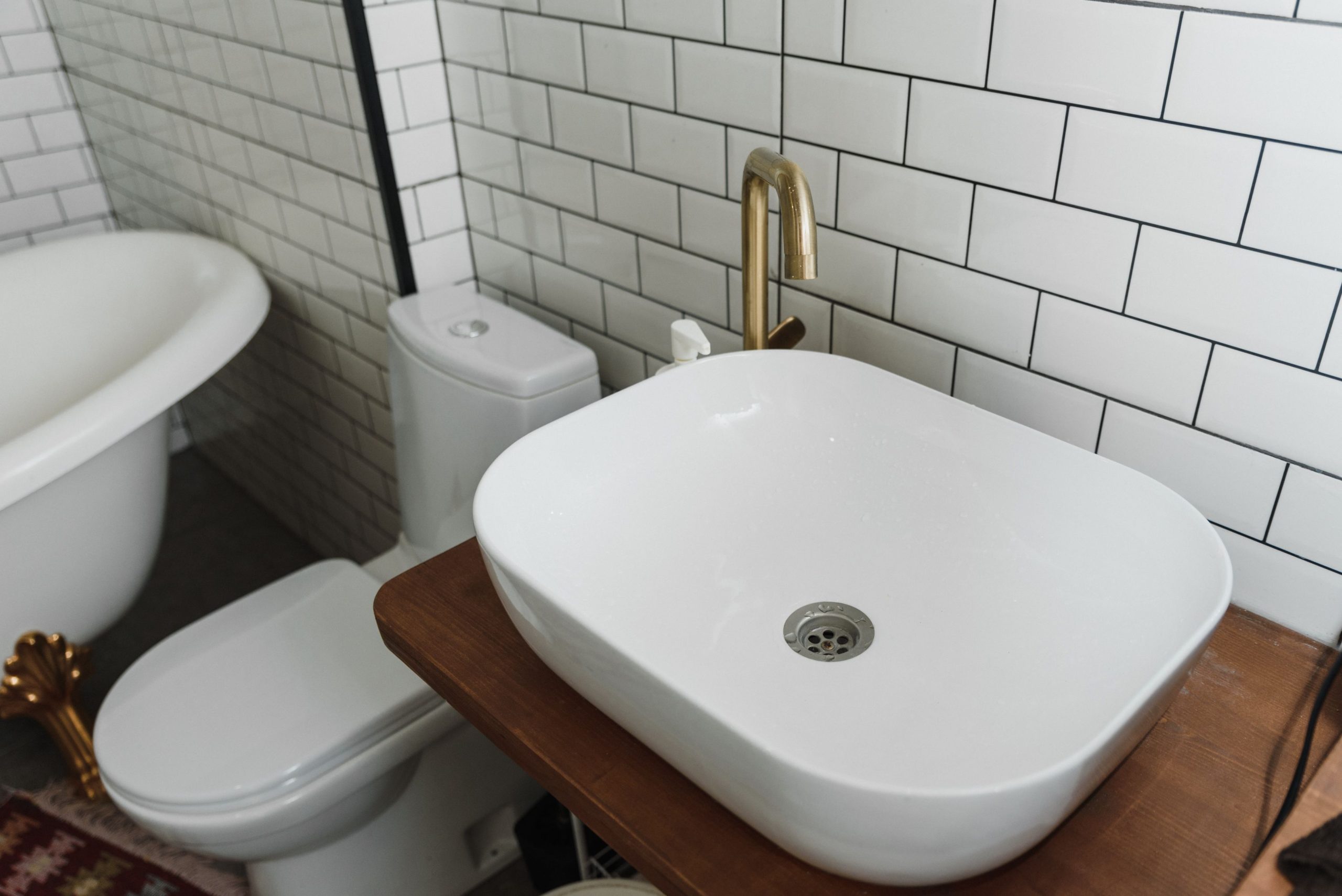 Salle bain stylisee avec vasque ceramique et baignoire moderne
