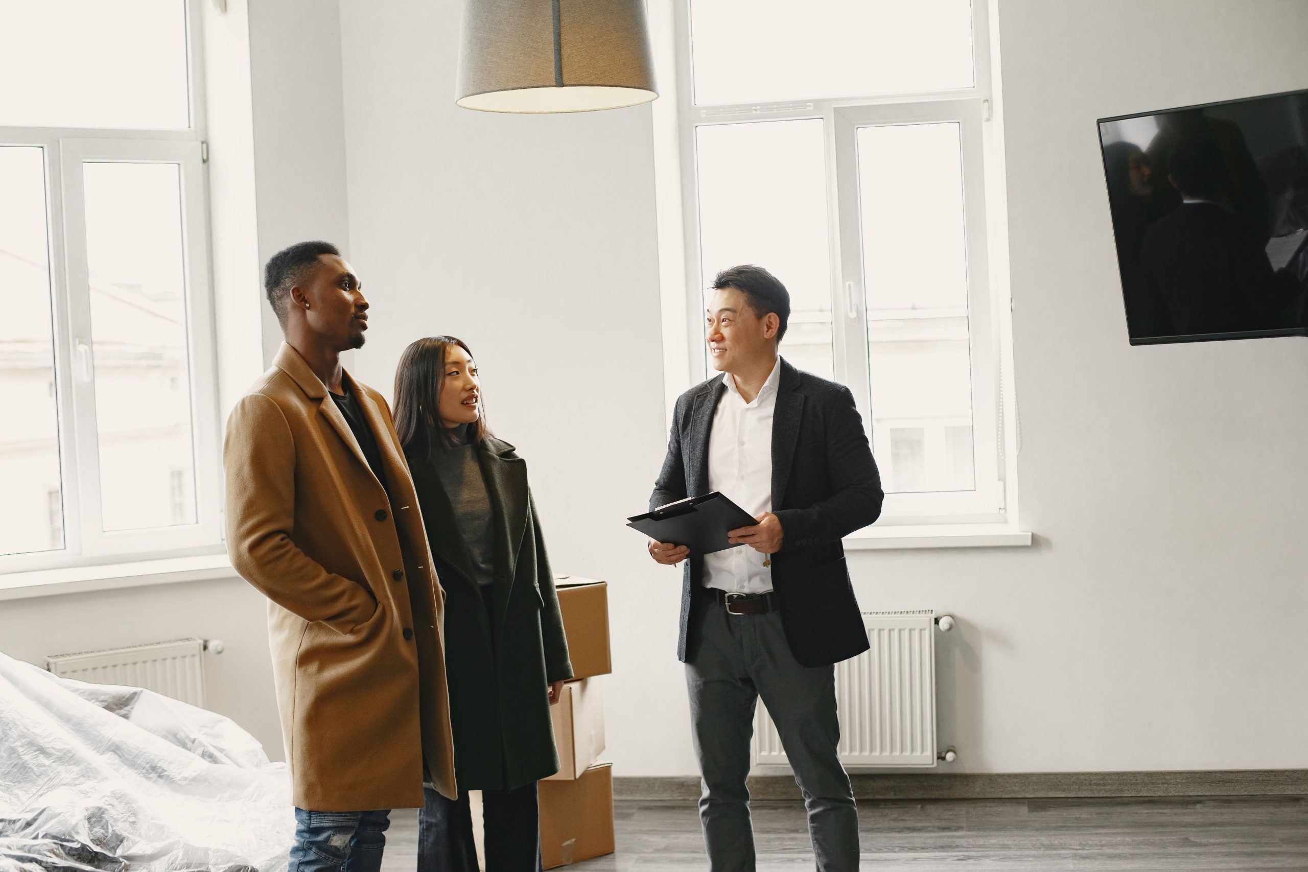 Agent discutant détails propriété avec couple moderne