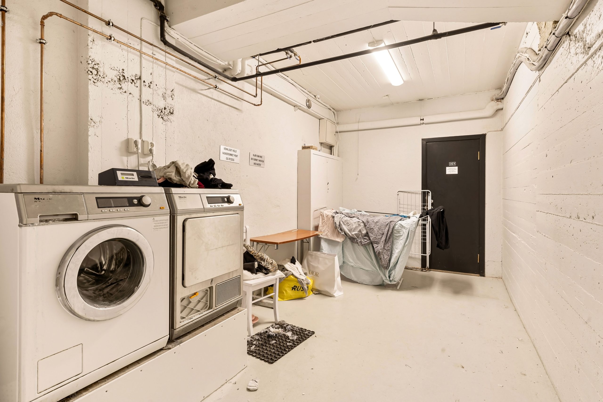 Salle de lavage spacieuse avec machine à laver et sèche-linge