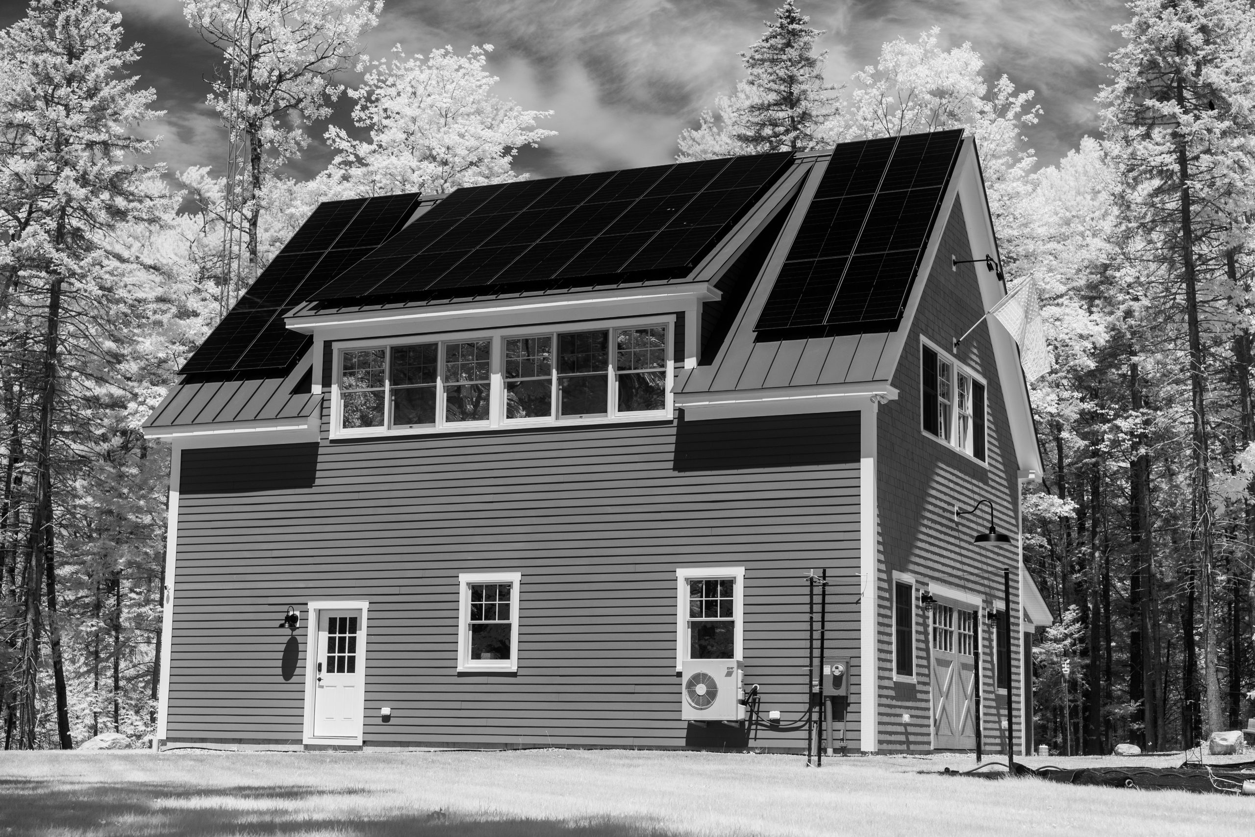 Maison écologique avec panneaux solaires en forêt