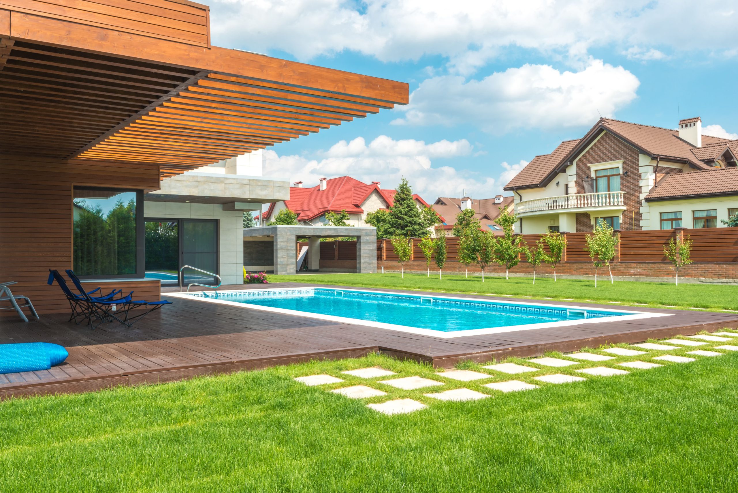 Maison contemporaine piscine cour aménagée