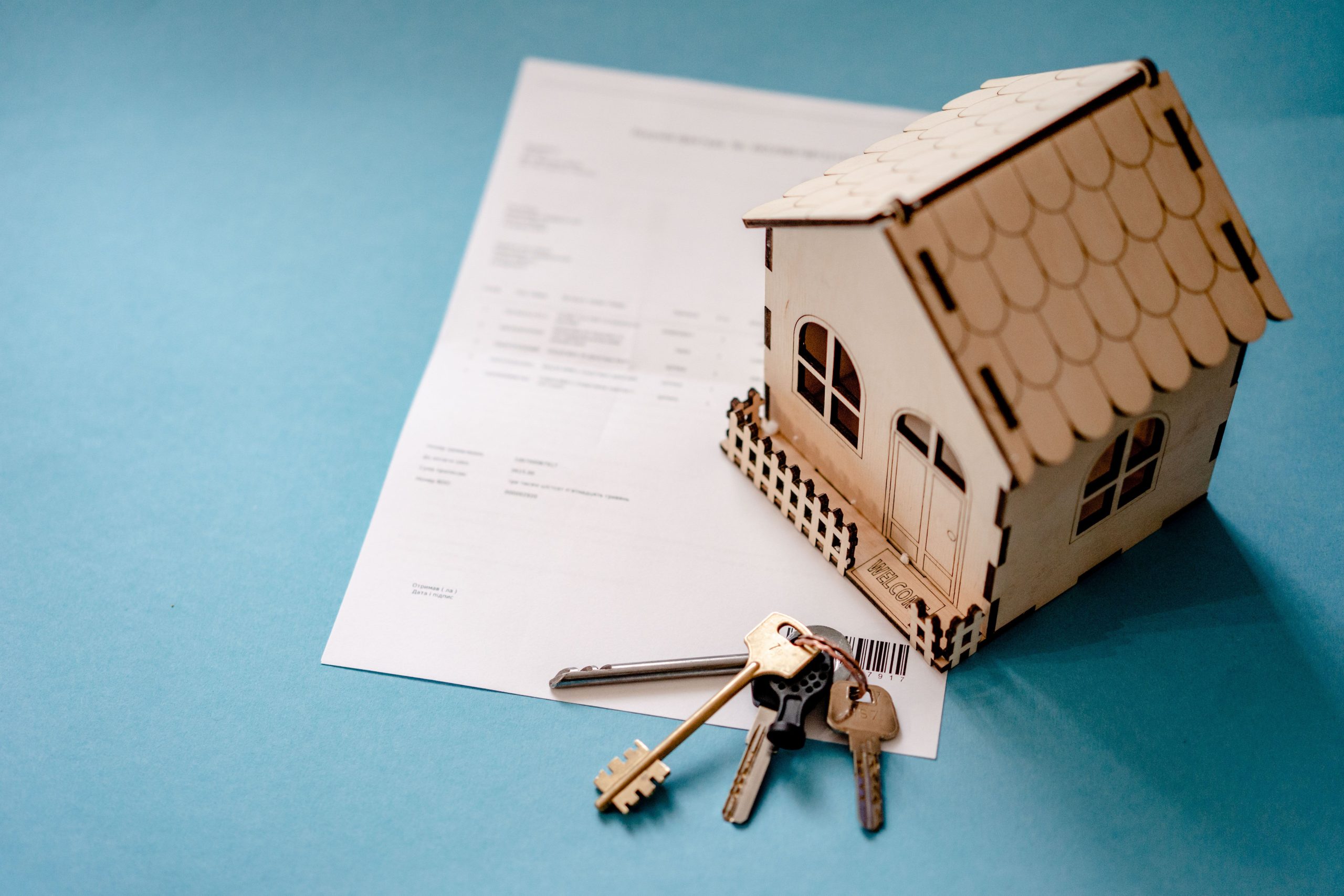 Maquette maison bois avec clés contrat immobilier