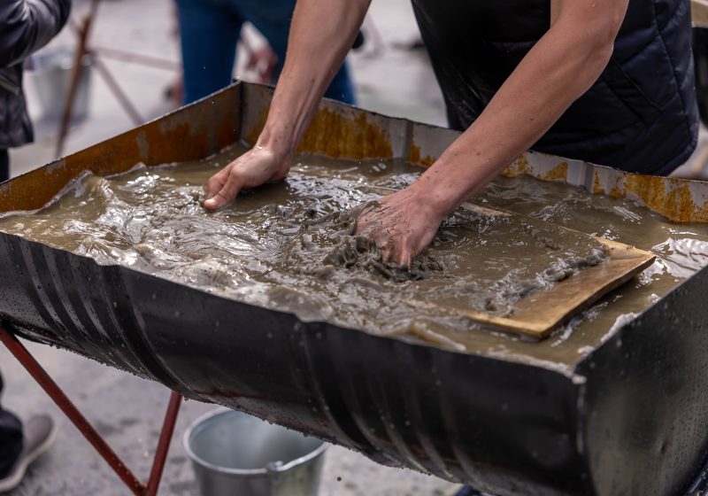 Comment utiliser le ciment barbotine pour une accroche solide ?