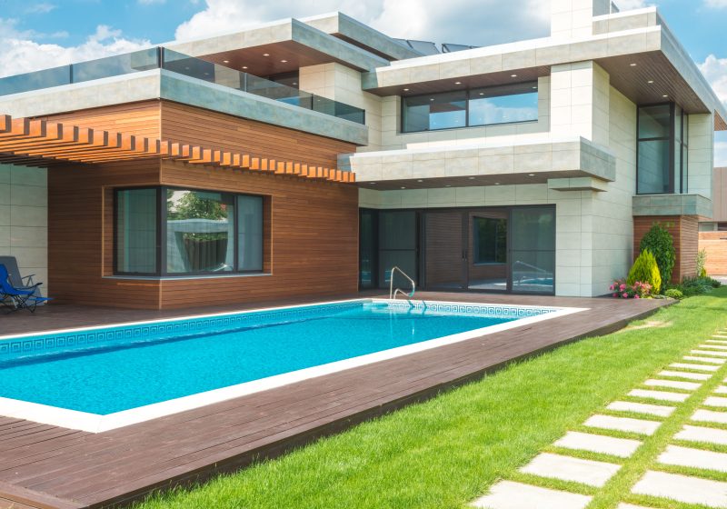 Piscine à 1 m de la maison : quel risque réel ?