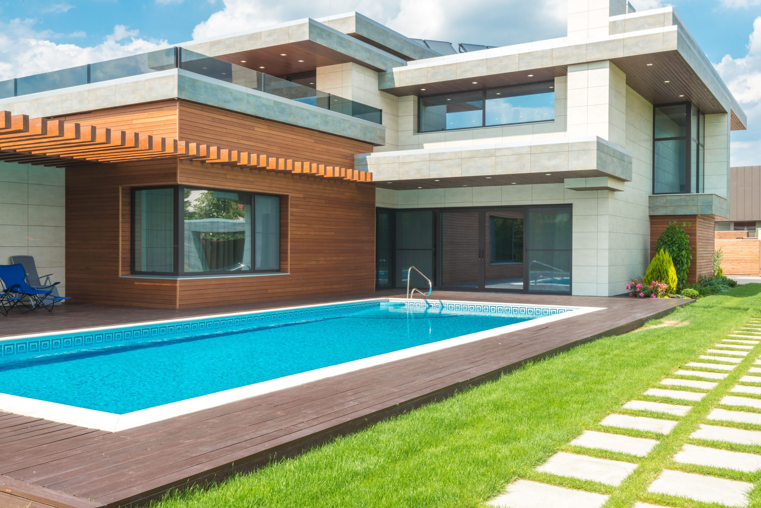 Piscine à 1 m de la maison : quel risque réel ?