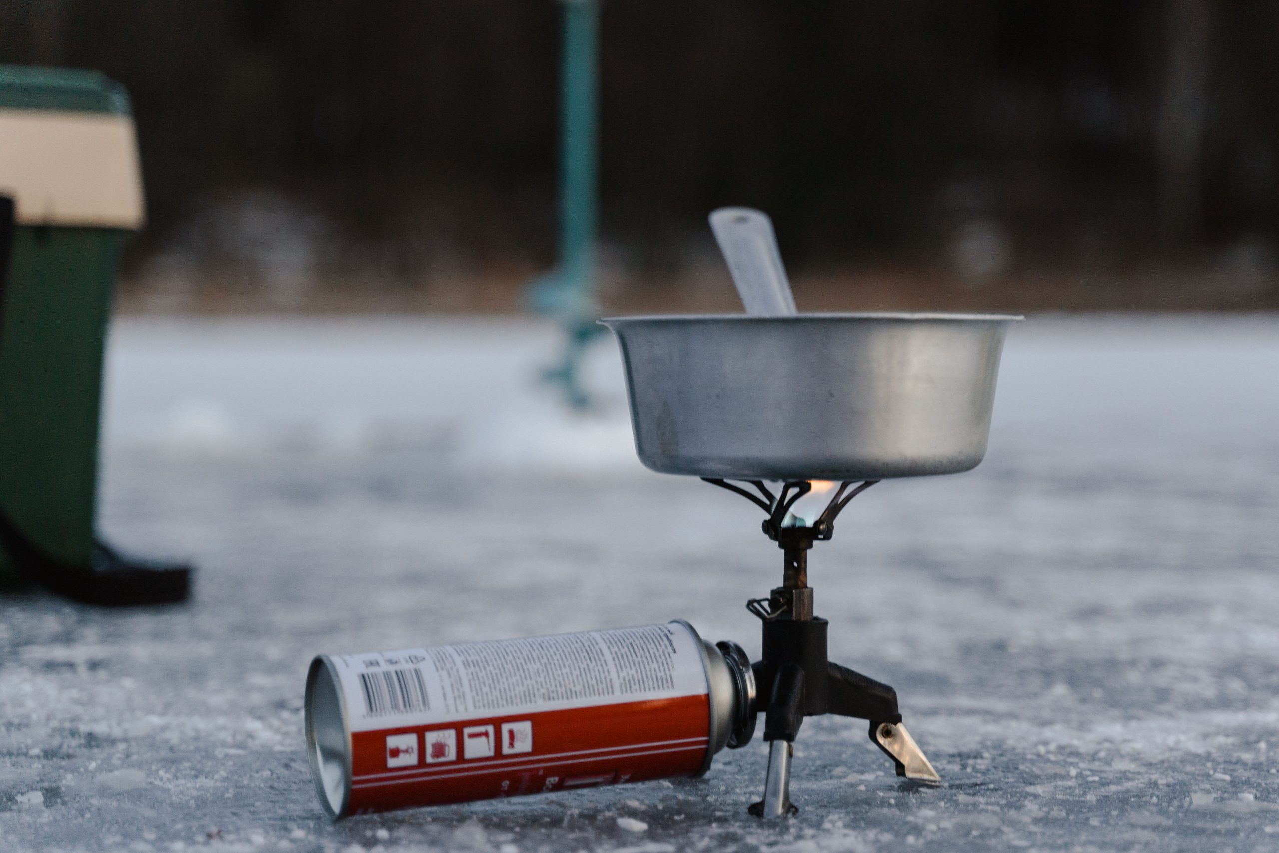 Réchaud camping avec bidon butane sur glace