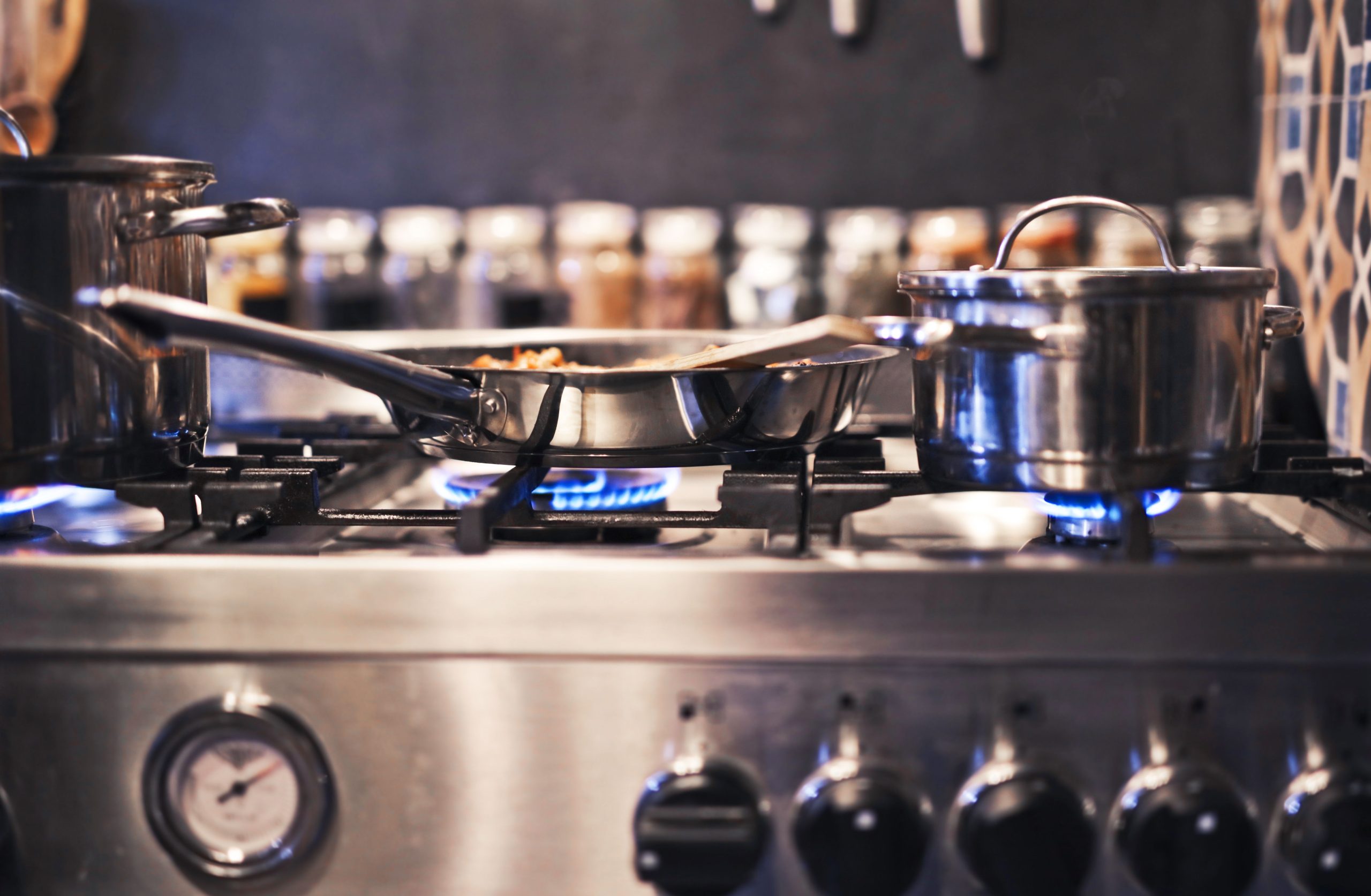 Ustensiles de cuisine sur cuisinière à gaz bleu