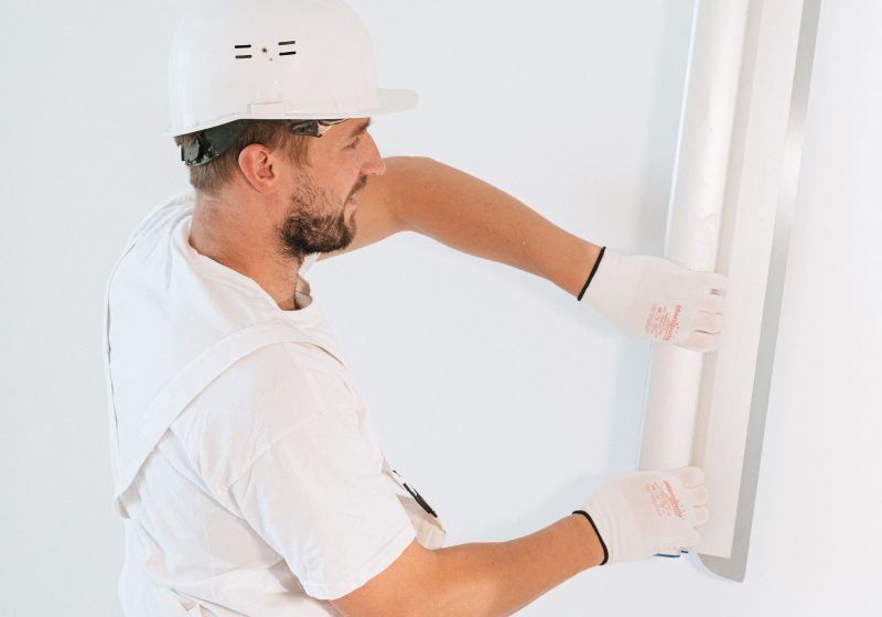 Pourquoi croiser les plaques de placo évite les fissures au plafond ?