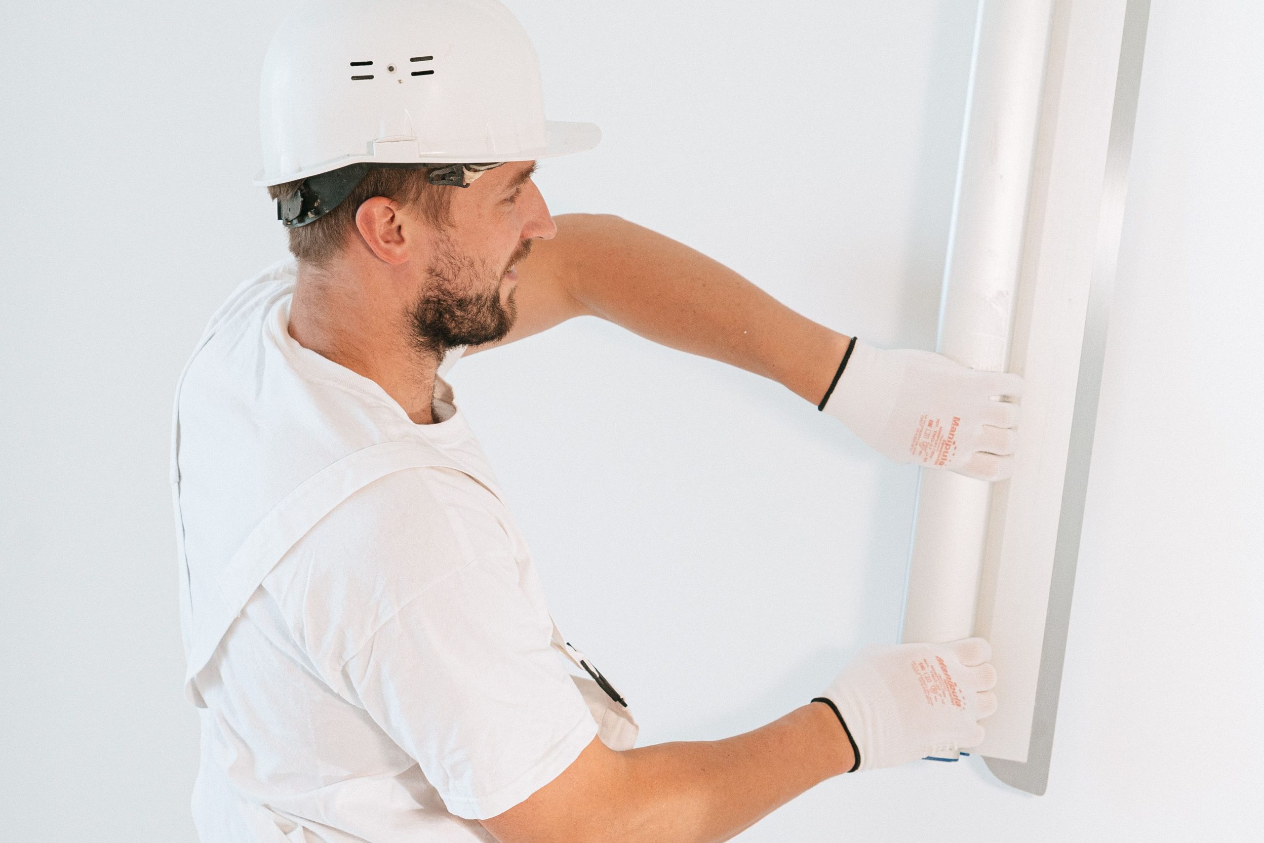 Pourquoi croiser les plaques de placo évite les fissures au plafond ?