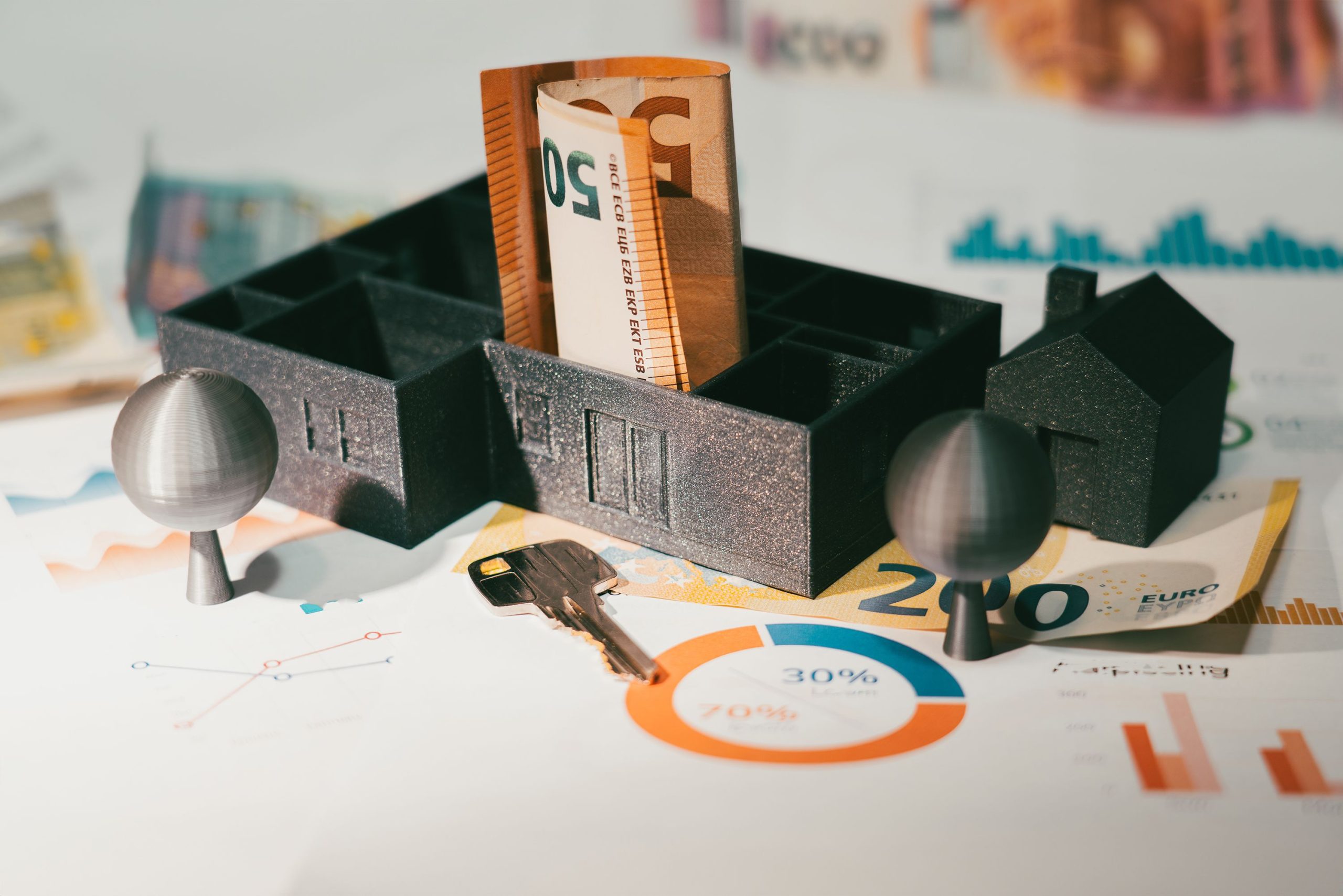 Billets euros, maison et graphiques financiers investissement