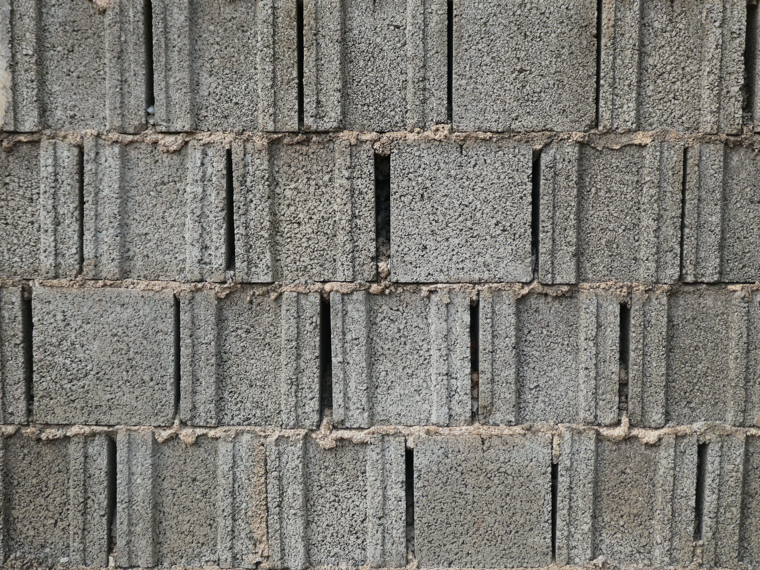 Gros plan sur un mur en parpaing gris texturé
