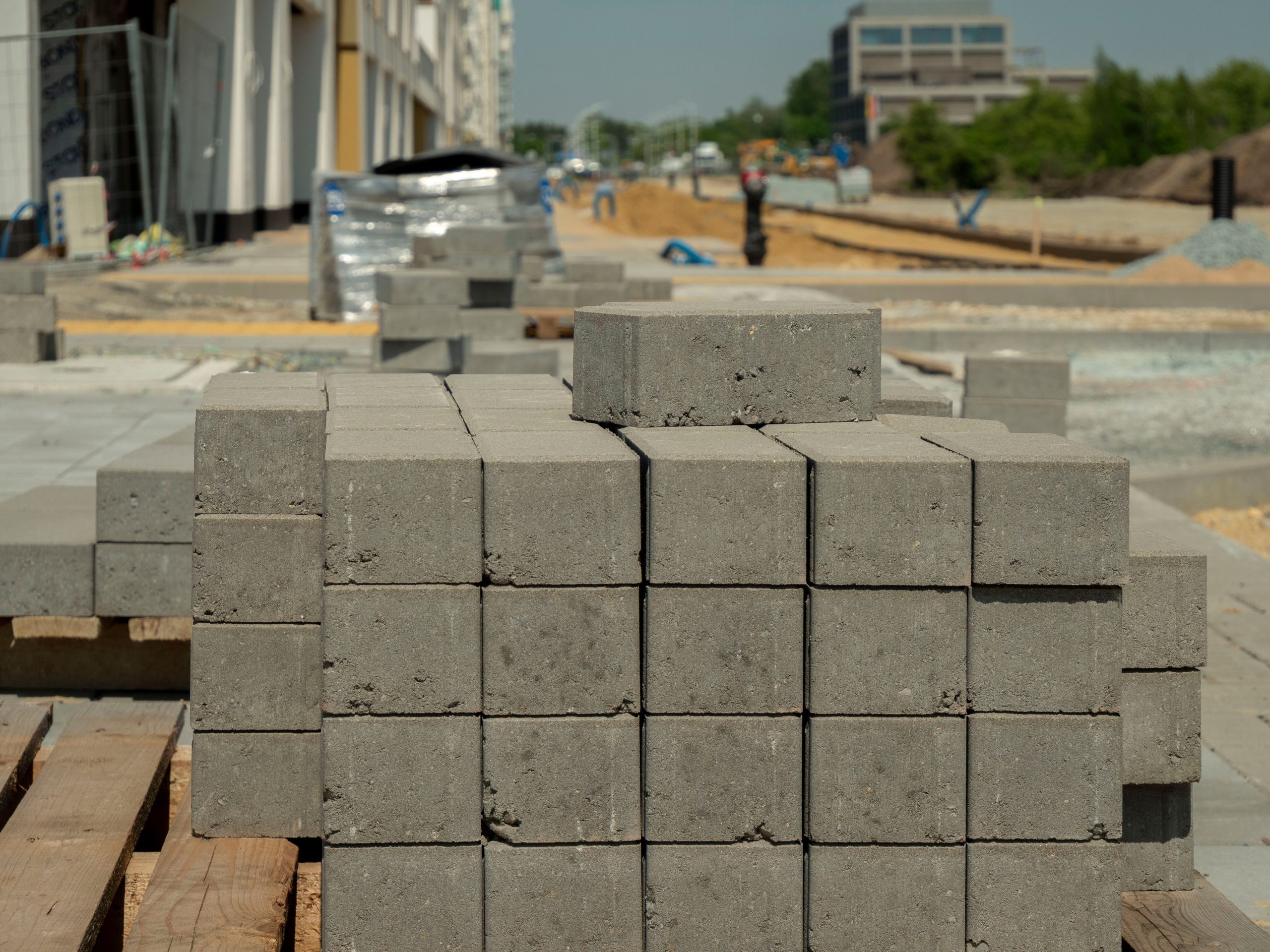 Blocs de béton stockés sur un chantier urbain