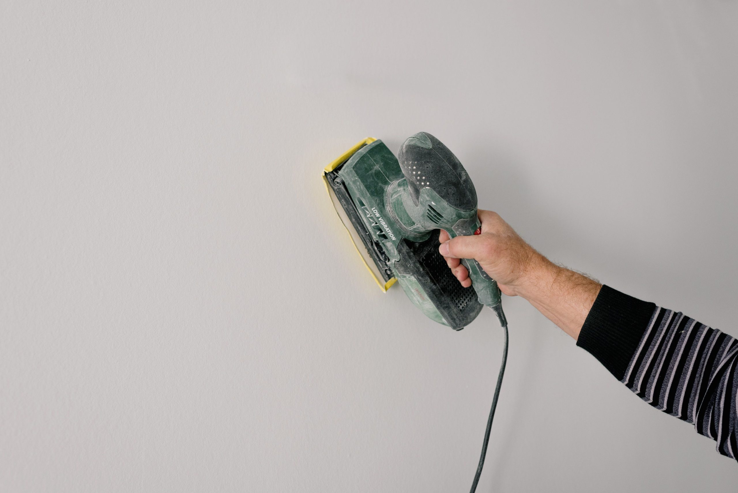 Quel grain utiliser pour poncer une bande placo sans creuser l&rsquo;enduit ?