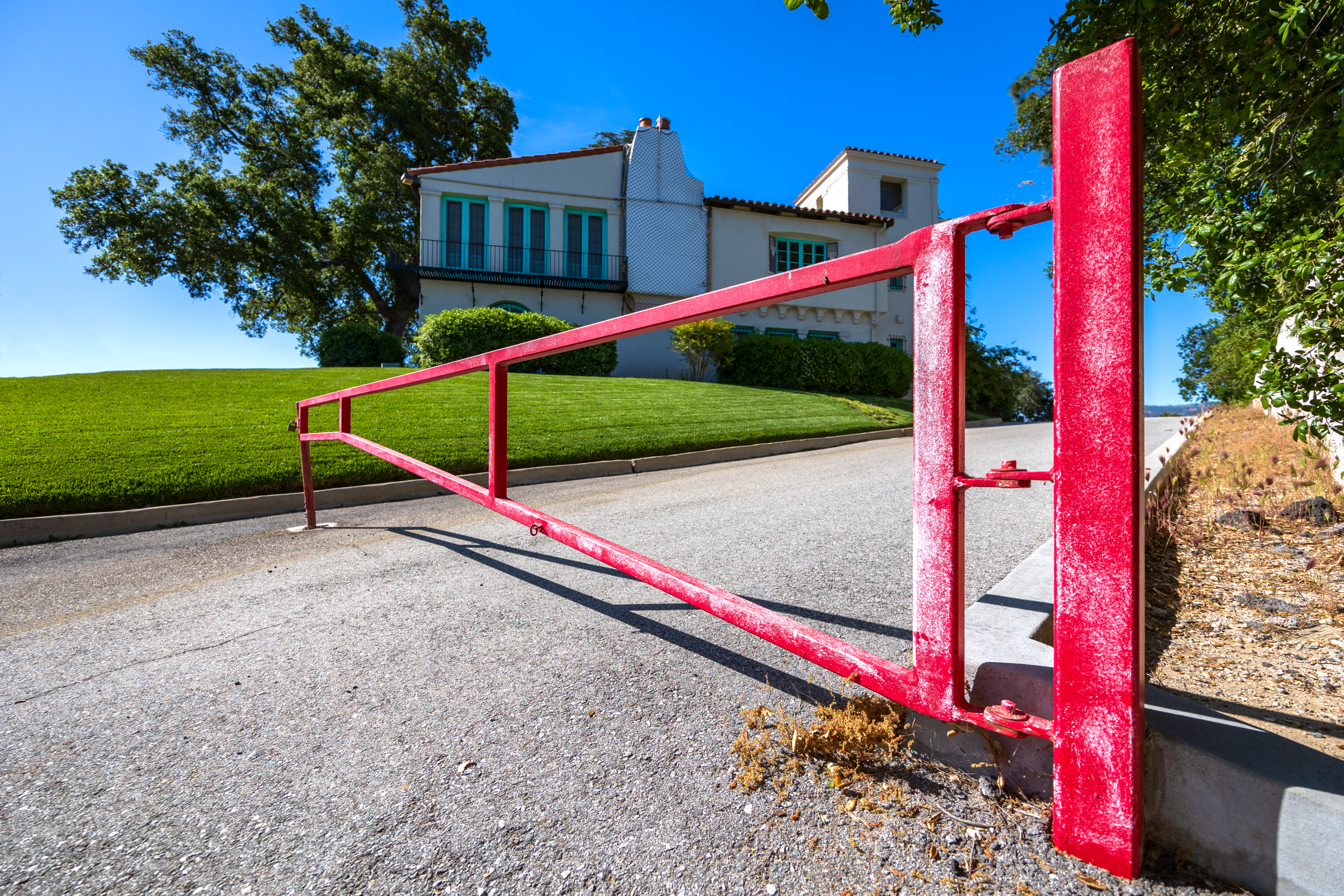 Portail battant rouge sur residence