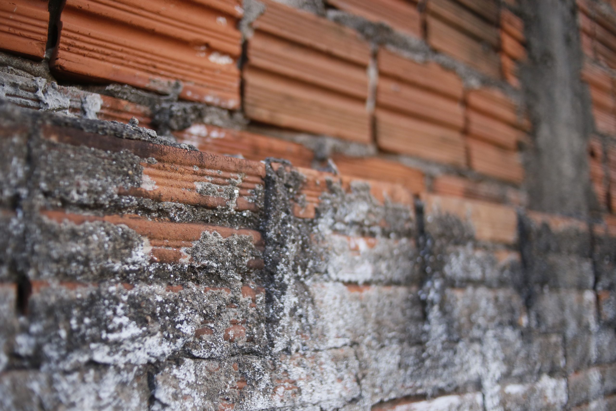Vieux mur brique machefer ciment usure facade
