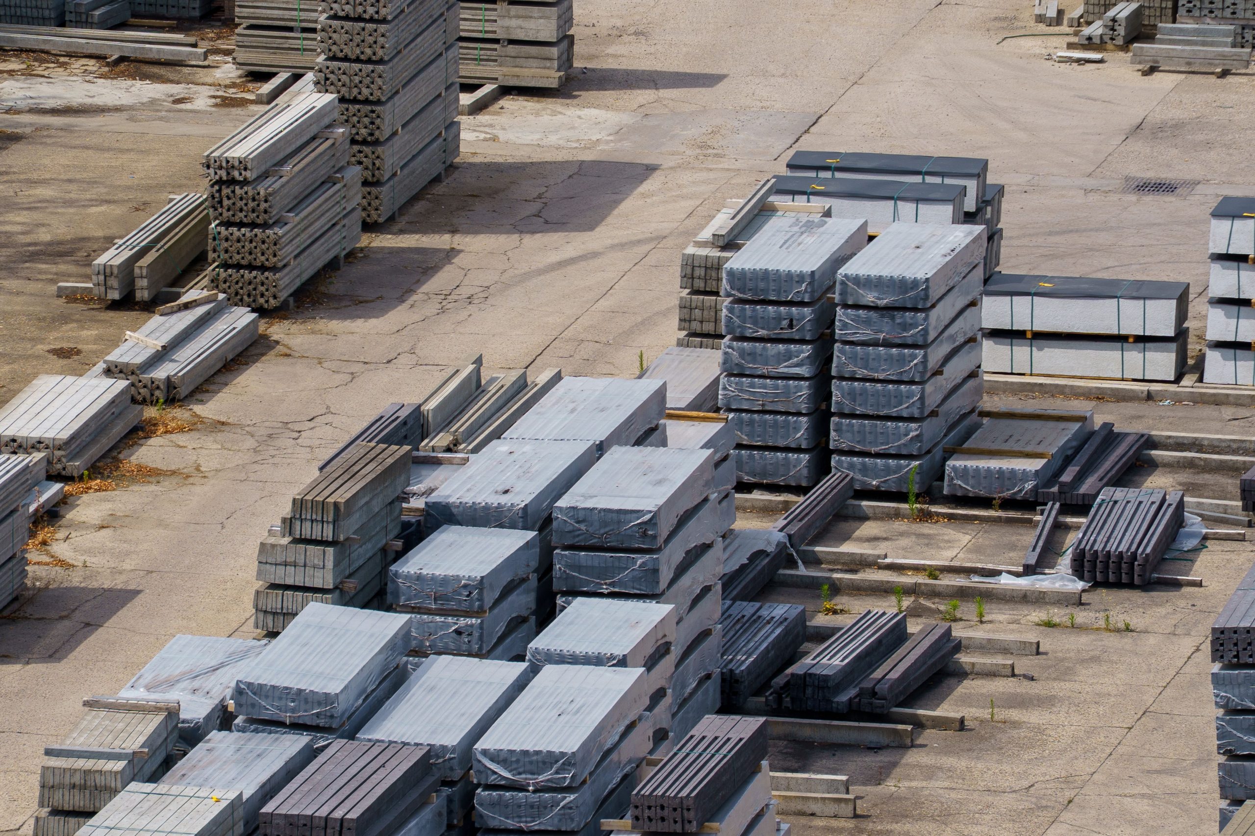 Vue aérienne de parpaings empilés en zone industrielle